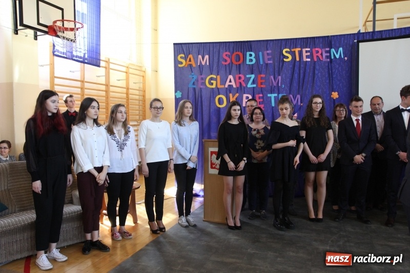 Zdjęcie w galerii na portalu naszraciborz.pl: Maturzyści z II LO pożegnali swoją szkołę wiadomości z regionu