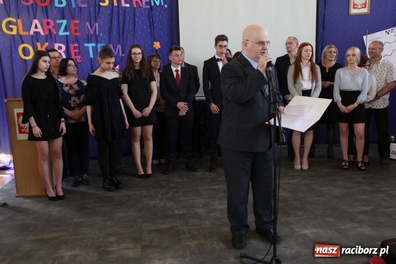 Zdjęcie w galerii na portalu naszraciborz.pl: Maturzyści z II LO pożegnali swoją szkołę wiadomości z regionu
