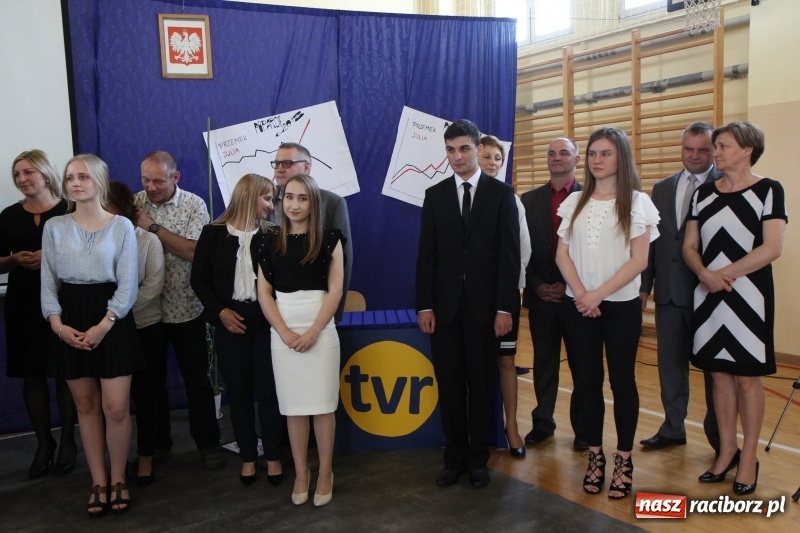 Zdjęcie w galerii na portalu naszraciborz.pl: Maturzyści z II LO pożegnali swoją szkołę wiadomości z regionu