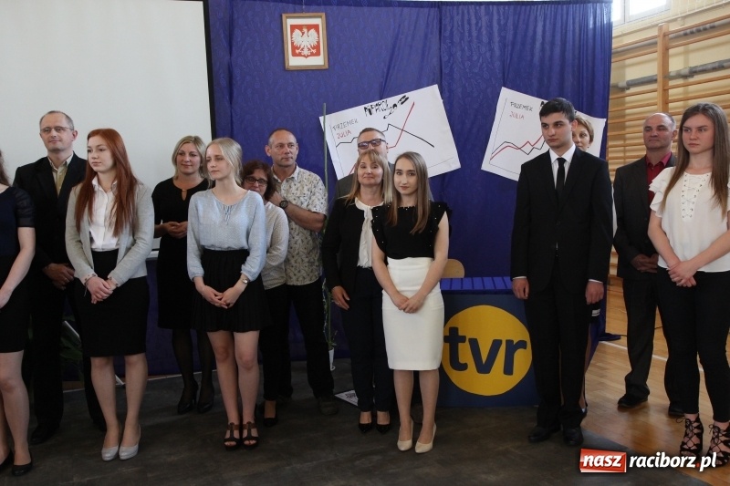 Zdjęcie w galerii na portalu naszraciborz.pl: Maturzyści z II LO pożegnali swoją szkołę wiadomości z regionu