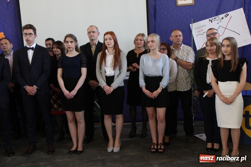 Zdjęcie w galerii na portalu naszraciborz.pl: Maturzyści z II LO pożegnali swoją szkołę wiadomości z regionu