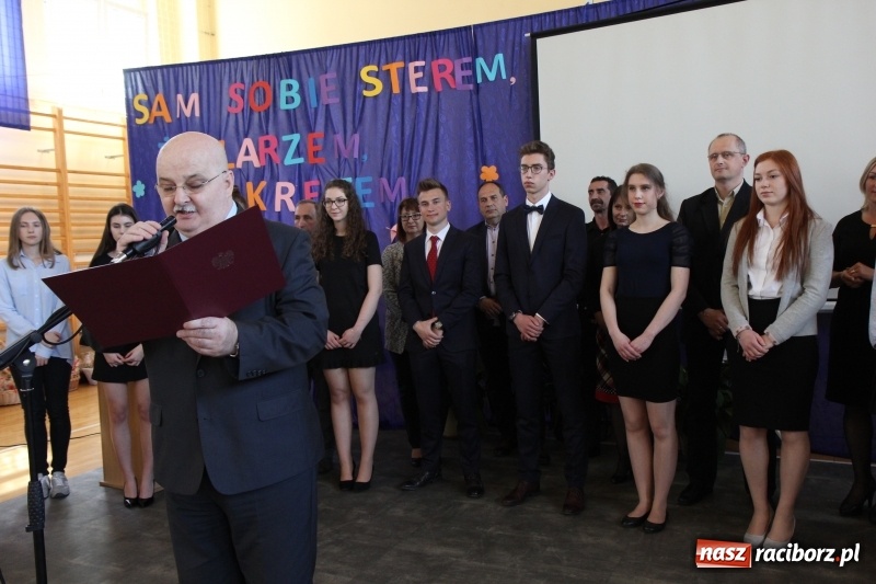 Zdjęcie w galerii na portalu naszraciborz.pl: Maturzyści z II LO pożegnali swoją szkołę wiadomości z regionu