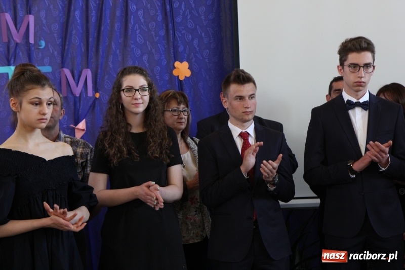 Zdjęcie w galerii na portalu naszraciborz.pl: Maturzyści z II LO pożegnali swoją szkołę wiadomości z regionu