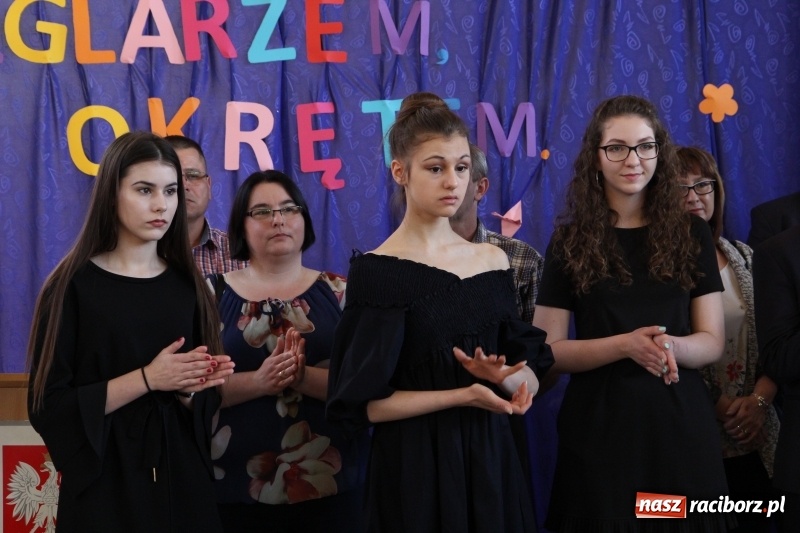 Zdjęcie w galerii na portalu naszraciborz.pl: Maturzyści z II LO pożegnali swoją szkołę wiadomości z regionu