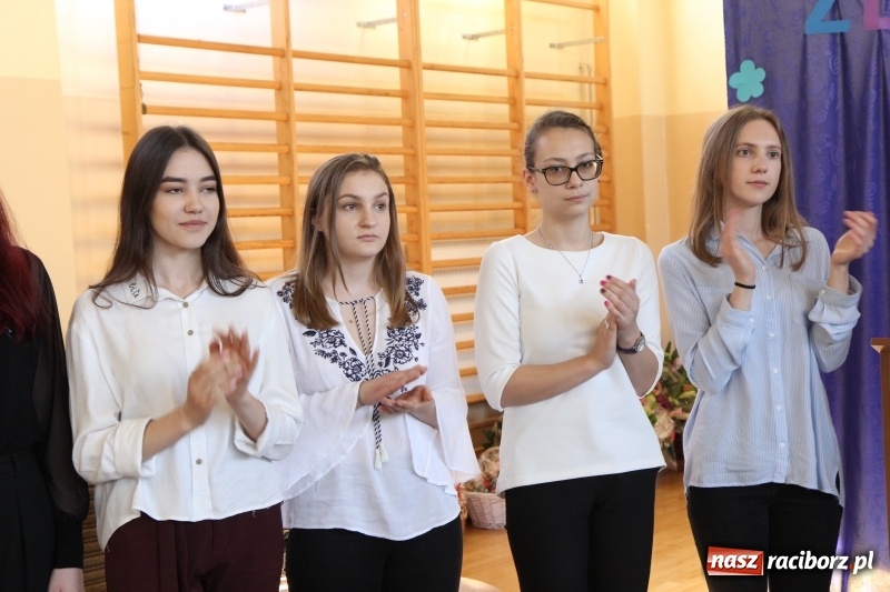 Zdjęcie w galerii na portalu naszraciborz.pl: Maturzyści z II LO pożegnali swoją szkołę wiadomości z regionu