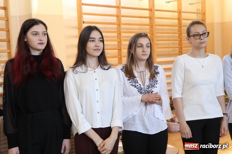 Zdjęcie w galerii na portalu naszraciborz.pl: Maturzyści z II LO pożegnali swoją szkołę wiadomości z regionu