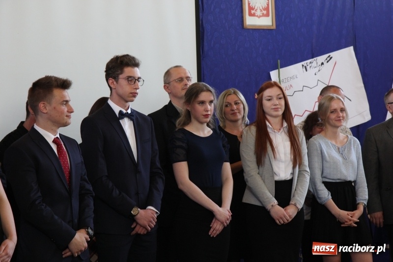Zdjęcie w galerii na portalu naszraciborz.pl: Maturzyści z II LO pożegnali swoją szkołę wiadomości z regionu