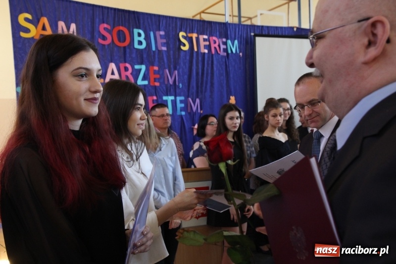 Zdjęcie w galerii na portalu naszraciborz.pl: Maturzyści z II LO pożegnali swoją szkołę wiadomości z regionu