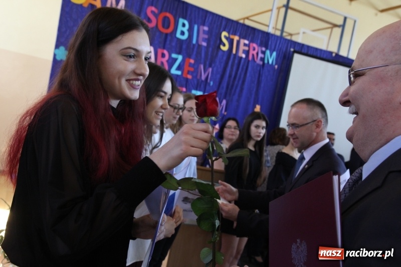 Zdjęcie w galerii na portalu naszraciborz.pl: Maturzyści z II LO pożegnali swoją szkołę wiadomości z regionu