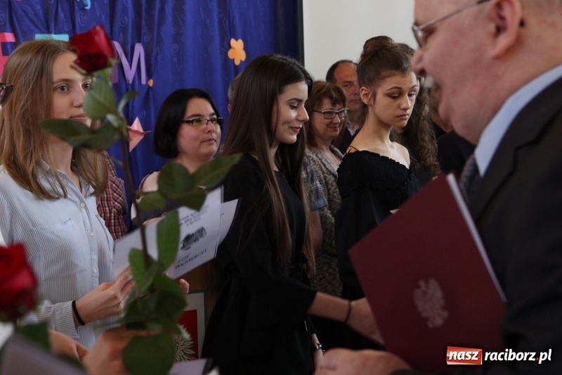 Zdjęcie w galerii na portalu naszraciborz.pl: Maturzyści z II LO pożegnali swoją szkołę wiadomości z regionu