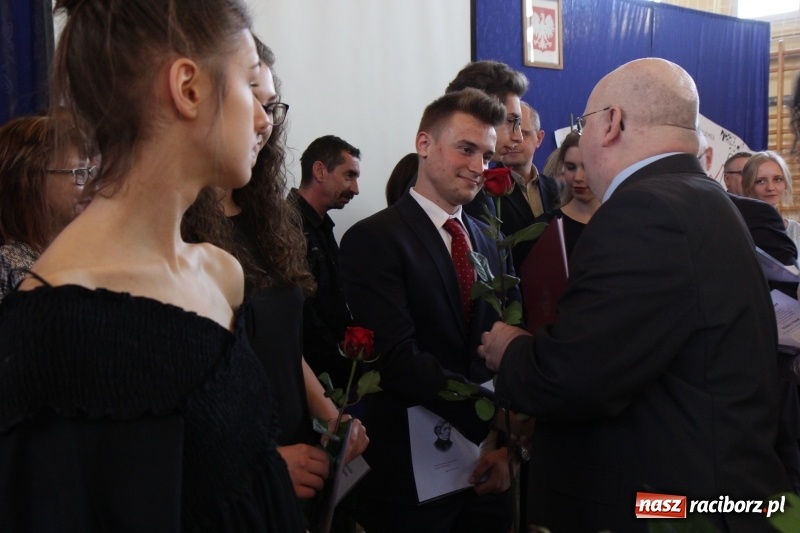 Zdjęcie w galerii na portalu naszraciborz.pl: Maturzyści z II LO pożegnali swoją szkołę wiadomości z regionu