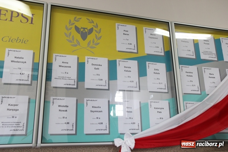 Zdjęcie w galerii na portalu naszraciborz.pl: Maturzyści z II LO pożegnali swoją szkołę wiadomości z regionu