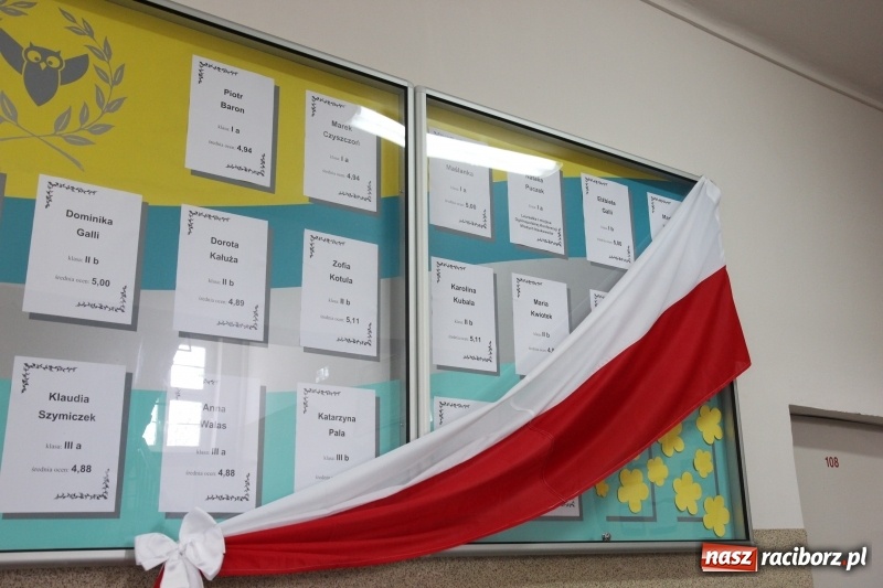 Zdjęcie w galerii na portalu naszraciborz.pl: Maturzyści z II LO pożegnali swoją szkołę wiadomości z regionu