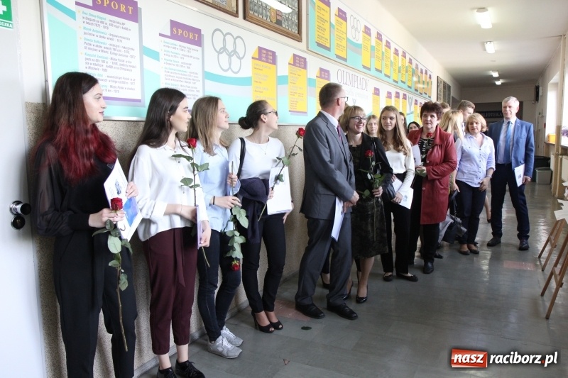 Zdjęcie w galerii na portalu naszraciborz.pl: Maturzyści z II LO pożegnali swoją szkołę wiadomości z regionu