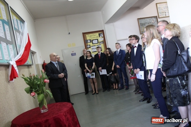 Zdjęcie w galerii na portalu naszraciborz.pl: Maturzyści z II LO pożegnali swoją szkołę wiadomości z regionu
