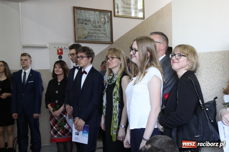 Zdjęcie w galerii na portalu naszraciborz.pl: Maturzyści z II LO pożegnali swoją szkołę wiadomości z regionu