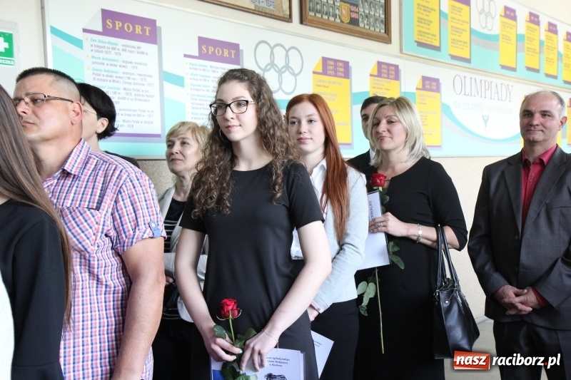 Zdjęcie w galerii na portalu naszraciborz.pl: Maturzyści z II LO pożegnali swoją szkołę wiadomości z regionu