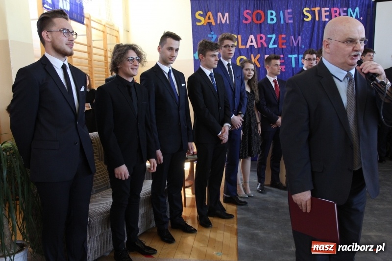 Zdjęcie w galerii na portalu naszraciborz.pl: Maturzyści z II LO pożegnali swoją szkołę wiadomości z regionu