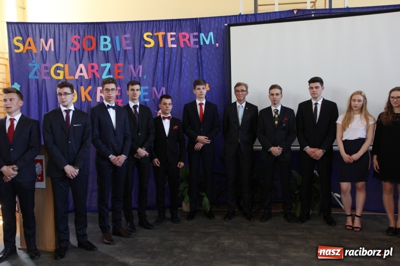 Zdjęcie w galerii na portalu naszraciborz.pl: Maturzyści z II LO pożegnali swoją szkołę wiadomości z regionu