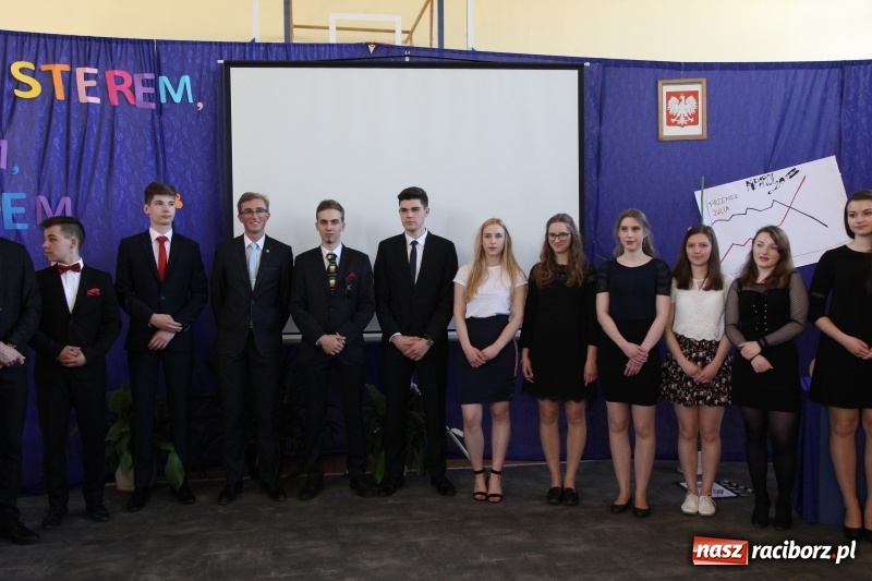 Zdjęcie w galerii na portalu naszraciborz.pl: Maturzyści z II LO pożegnali swoją szkołę wiadomości z regionu