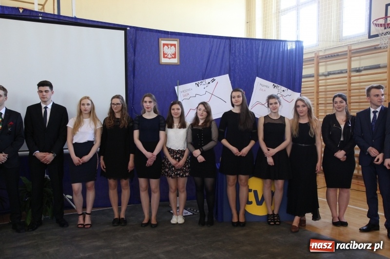 Zdjęcie w galerii na portalu naszraciborz.pl: Maturzyści z II LO pożegnali swoją szkołę wiadomości z regionu
