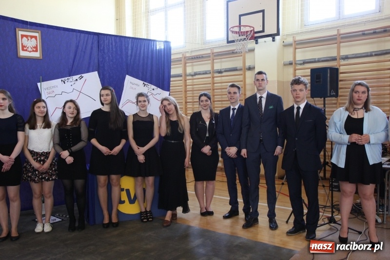Zdjęcie w galerii na portalu naszraciborz.pl: Maturzyści z II LO pożegnali swoją szkołę wiadomości z regionu