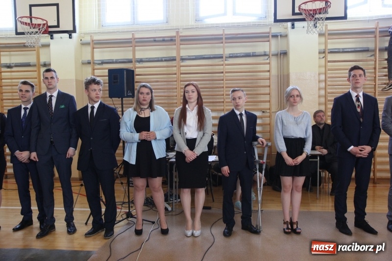 Zdjęcie w galerii na portalu naszraciborz.pl: Maturzyści z II LO pożegnali swoją szkołę wiadomości z regionu