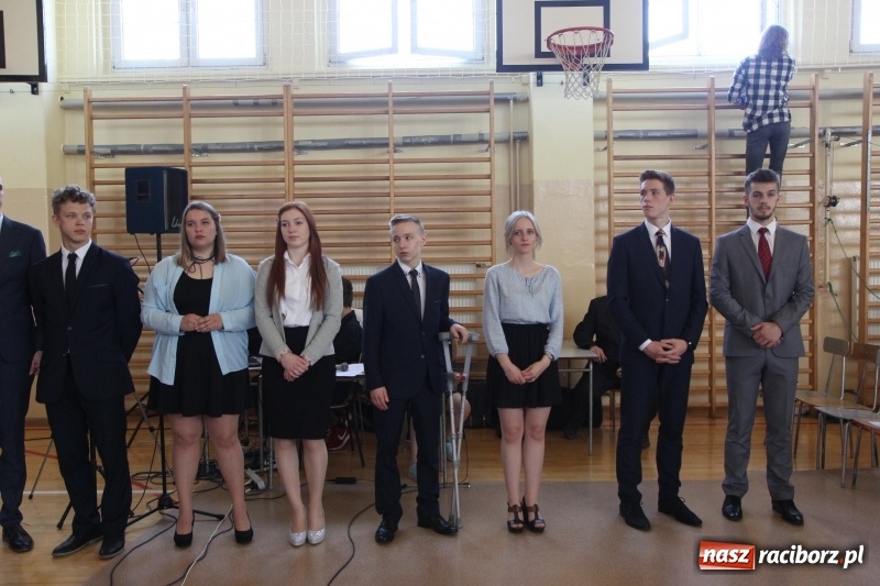 Zdjęcie w galerii na portalu naszraciborz.pl: Maturzyści z II LO pożegnali swoją szkołę wiadomości z regionu