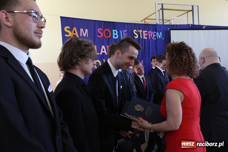 Zdjęcie w galerii na portalu naszraciborz.pl: Maturzyści z II LO pożegnali swoją szkołę wiadomości z regionu