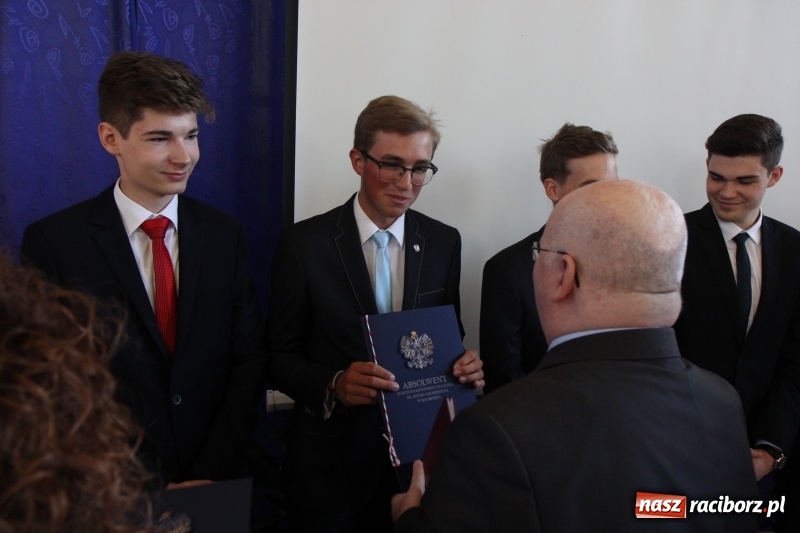 Zdjęcie w galerii na portalu naszraciborz.pl: Maturzyści z II LO pożegnali swoją szkołę wiadomości z regionu