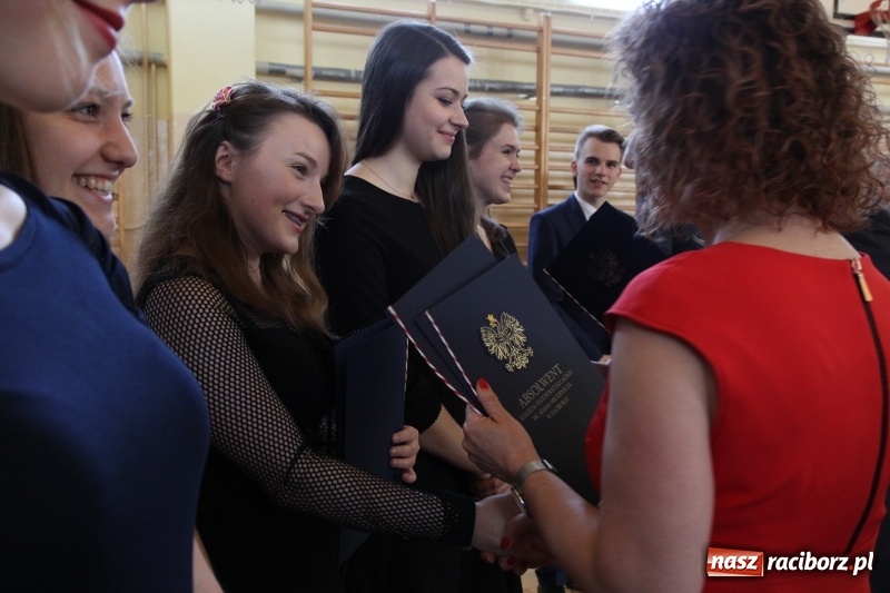 Zdjęcie w galerii na portalu naszraciborz.pl: Maturzyści z II LO pożegnali swoją szkołę wiadomości z regionu