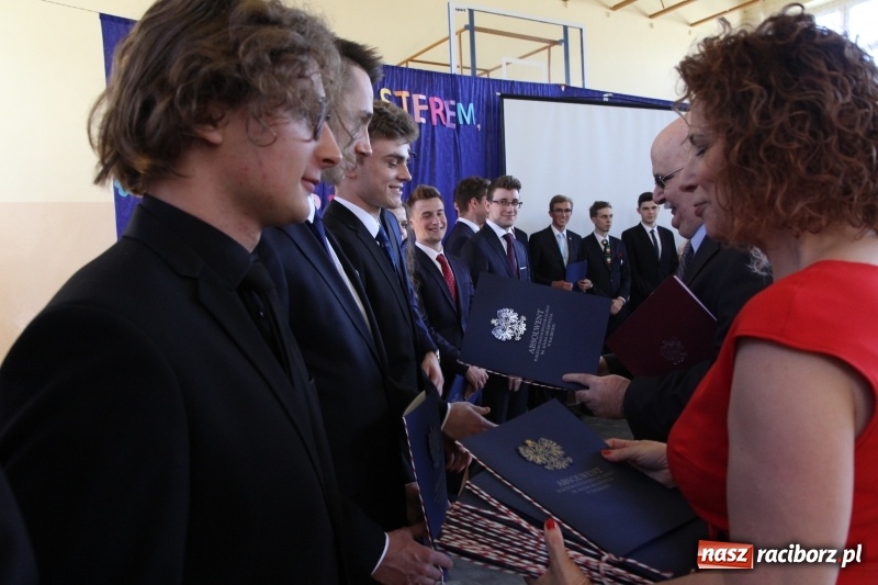 Zdjęcie w galerii na portalu naszraciborz.pl: Maturzyści z II LO pożegnali swoją szkołę wiadomości z regionu