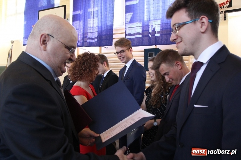 Zdjęcie w galerii na portalu naszraciborz.pl: Maturzyści z II LO pożegnali swoją szkołę wiadomości z regionu