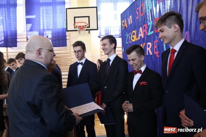 Zdjęcie w galerii na portalu naszraciborz.pl: Maturzyści z II LO pożegnali swoją szkołę wiadomości z regionu