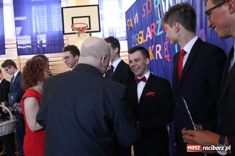 Zdjęcie w galerii na portalu naszraciborz.pl: Maturzyści z II LO pożegnali swoją szkołę wiadomości z regionu