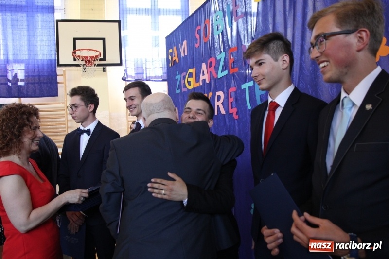 Zdjęcie w galerii na portalu naszraciborz.pl: Maturzyści z II LO pożegnali swoją szkołę wiadomości z regionu