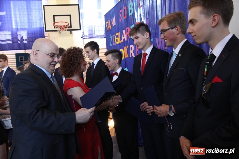 Zdjęcie w galerii na portalu naszraciborz.pl: Maturzyści z II LO pożegnali swoją szkołę wiadomości z regionu