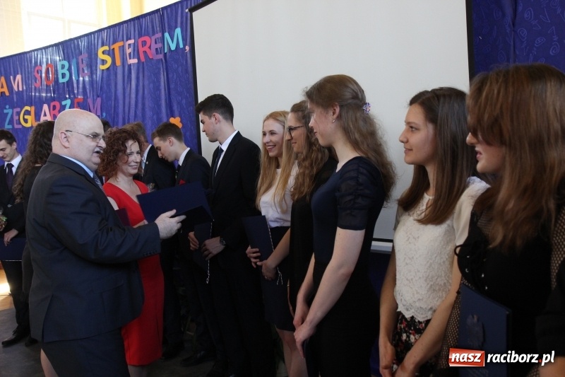 Zdjęcie w galerii na portalu naszraciborz.pl: Maturzyści z II LO pożegnali swoją szkołę wiadomości z regionu