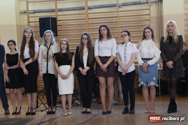 Zdjęcie w galerii na portalu naszraciborz.pl: Maturzyści z II LO pożegnali swoją szkołę wiadomości z regionu