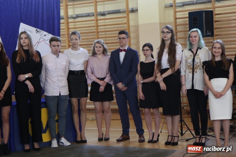 Zdjęcie w galerii na portalu naszraciborz.pl: Maturzyści z II LO pożegnali swoją szkołę wiadomości z regionu