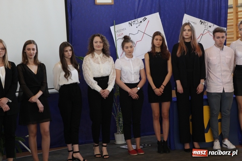 Zdjęcie w galerii na portalu naszraciborz.pl: Maturzyści z II LO pożegnali swoją szkołę wiadomości z regionu