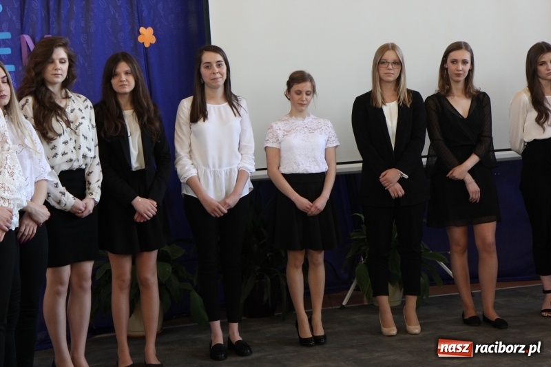 Zdjęcie w galerii na portalu naszraciborz.pl: Maturzyści z II LO pożegnali swoją szkołę wiadomości z regionu