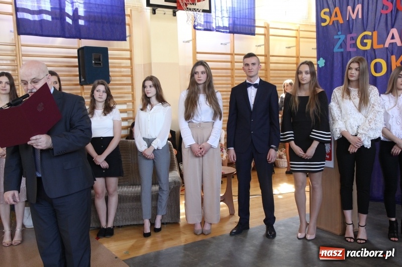 Zdjęcie w galerii na portalu naszraciborz.pl: Maturzyści z II LO pożegnali swoją szkołę wiadomości z regionu