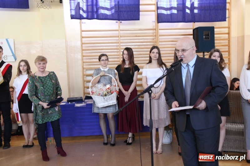 Zdjęcie w galerii na portalu naszraciborz.pl: Maturzyści z II LO pożegnali swoją szkołę wiadomości z regionu