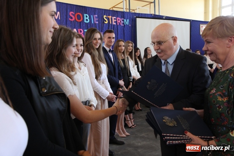 Zdjęcie w galerii na portalu naszraciborz.pl: Maturzyści z II LO pożegnali swoją szkołę wiadomości z regionu