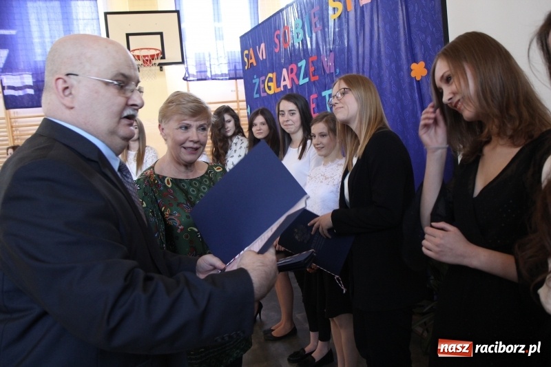Zdjęcie w galerii na portalu naszraciborz.pl: Maturzyści z II LO pożegnali swoją szkołę wiadomości z regionu