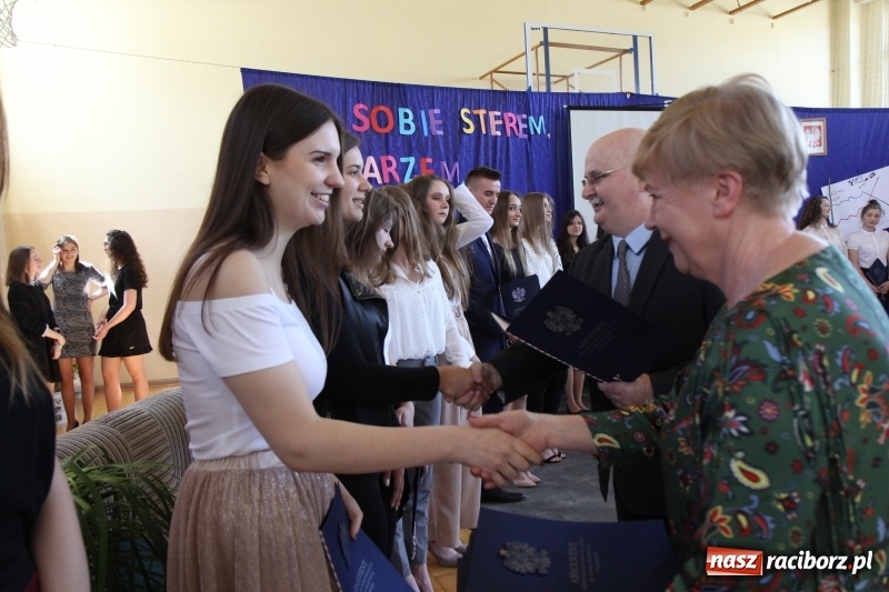 Zdjęcie w galerii na portalu naszraciborz.pl: Maturzyści z II LO pożegnali swoją szkołę wiadomości z regionu