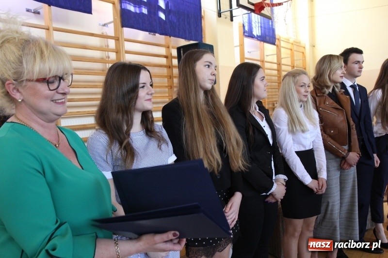 Zdjęcie w galerii na portalu naszraciborz.pl: Maturzyści z II LO pożegnali swoją szkołę wiadomości z regionu