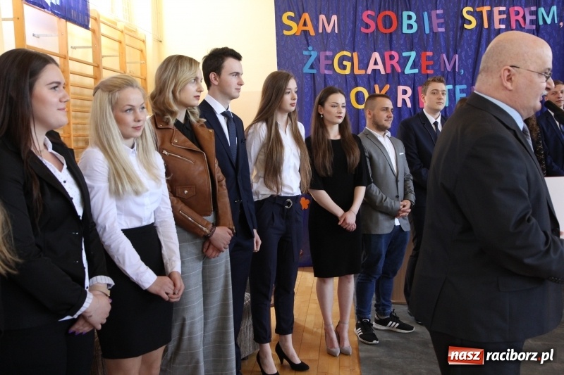 Zdjęcie w galerii na portalu naszraciborz.pl: Maturzyści z II LO pożegnali swoją szkołę wiadomości z regionu