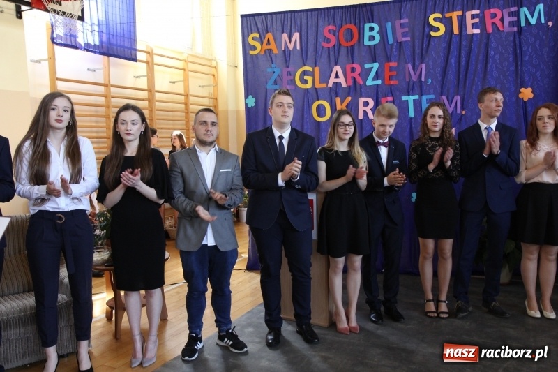 Zdjęcie w galerii na portalu naszraciborz.pl: Maturzyści z II LO pożegnali swoją szkołę wiadomości z regionu